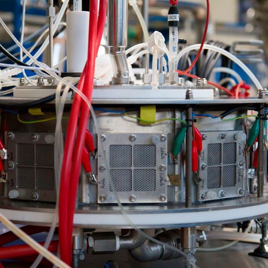Elektro-Biogas-Fermenter mit montierten Brennstoffzellen: In dem 10-Liter-Prototyp-Fermenter mit vorgeschalteter und von Brain etablierter Exoenzymfarm konnte der Biogas-Produktionsprozess validiert werden und steht für eine industrielle Nutzung zur Verfügung. Elektro-Biogas-Fermenter mit montierten Brennstoffzellen: In dem 10-Liter-Prototyp-Fermenter mit vorgeschalteter und von Brain etablierter Exoenzymfarm konnte der Biogas-Produktionsprozess validiert werden und steht für eine industrielle Nutzung zur Verfügung.