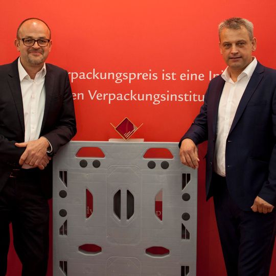 Stefan Frye (GF Zentek, l.) und Jochen Wessels (Key-Account-Manager Utz) freuen sich über den Verpackungspreis 2015 für ihre Zentek-Kunststoffpalette. Stefan Frye (GF Zentek, l.) und Jochen Wessels (Key-Account-Manager Utz) freuen sich über den Verpackungspreis 2015 für ihre Zentek-Kunststoffpalette.