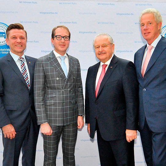 Hoher Besuch bei der ZDK-Bundestagung 2015: (v. li.) Bundesinnungsmeister Wilhelm Hülsdonk, Verkehrsminister Alexander Dobrindt, ZDK-Präsident Jürgen Karpinski und Vizepräsident Ulrich Fromme. Hoher Besuch bei der ZDK-Bundestagung 2015: (v. li.) Bundesinnungsmeister Wilhelm Hülsdonk, Verkehrsminister Alexander Dobrindt, ZDK-Präsident Jürgen Karpinski und Vizepräsident Ulrich Fromme.