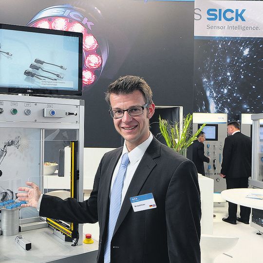 Michael Pfister, Productmanager Light Beam System: „Aufgrund der integrierten LED-Anzeigen und der weitreichenden Diagnosefunktion sparen alle Detec-Sicherheitslichtvorhänge schon bei der Inbetriebnahme Zeit und Kosten.“ Michael Pfister, Productmanager Light Beam System: „Aufgrund der integrierten LED-Anzeigen und der weitreichenden Diagnosefunktion sparen alle Detec-Sicherheitslichtvorhänge schon bei der Inbetriebnahme Zeit und Kosten.“