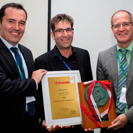 Tom Fux, Präsident von Toyota Deutschland (li.), und Georg Lintel-Höping, General Manager Customer Service, überreichen dem erfolgreichsten Serviceverkäufer, Franz Haumeier, seine Urkunde. Tom Fux, Präsident von Toyota Deutschland (li.), und Georg Lintel-Höping, General Manager Customer Service, überreichen dem erfolgreichsten Serviceverkäufer, Franz Haumeier, seine Urkunde.
