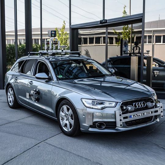Die beiden Versuchsfahrzeuge für das automatisierte Fahren sollen Sensoren testen und eine virtuelle Umgebung möglich machen. Die beiden Versuchsfahrzeuge für das automatisierte Fahren sollen Sensoren testen und eine virtuelle Umgebung möglich machen.
