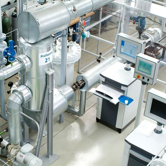Der Heißwasserprüfstand von KSB ist für eine maximale Betriebstemperatur von 180° ausgelegt und verfügt über einen primären und einen sekundären Kreislauf. Der Heißwasserprüfstand von KSB ist für eine maximale Betriebstemperatur von 180° ausgelegt und verfügt über einen primären und einen sekundären Kreislauf.