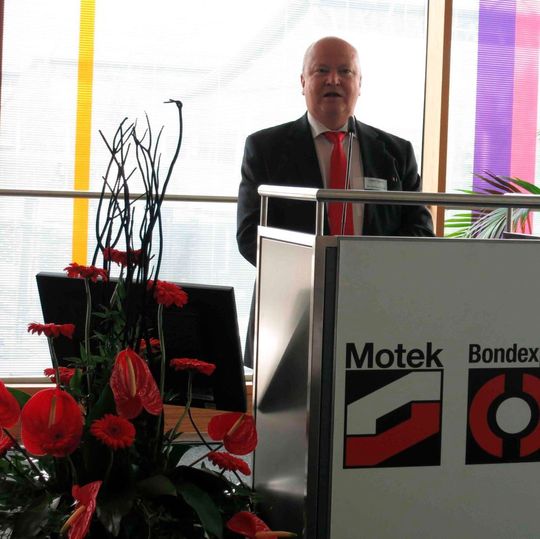 Dr.-Ing Gerhard Drunk, Geschäftsführender Gesellschafter von Xpertgate, präsentiert die aktuelle Rangliste Top-50-Montageanlagenbau im Rahmen der Motek-Eröffnungspressekonferenz. Dr.-Ing Gerhard Drunk, Geschäftsführender Gesellschafter von Xpertgate, präsentiert die aktuelle Rangliste Top-50-Montageanlagenbau im Rahmen der Motek-Eröffnungspressekonferenz.
