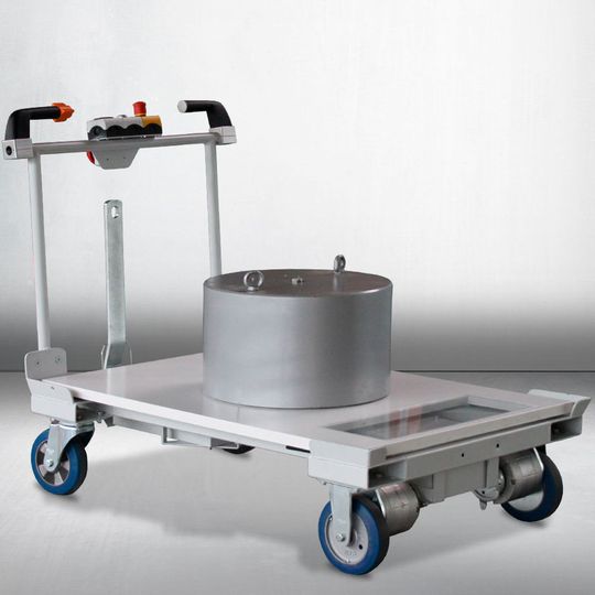 Bis zu 2 t „packt“ die neue elektrische Anfahrhilfe für unterschiedliche Transportgeräte und Trailer-Systeme. Bis zu 2 t „packt“ die neue elektrische Anfahrhilfe für unterschiedliche Transportgeräte und Trailer-Systeme.