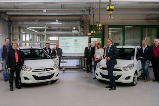 Freude über zwei neue Schulungsfahrzeuge: Niklas Burmester, Geschäftsführer des Kfz-Verbandes Saarland (3.v.re.), und der Leiter des Trainingszentrums, Dirk Scheidt (2.v.li.), sowie (v.li.) Thorsten Alt, Peter Emrich, Klaus Süßdorf, Frank Feld, Achim Leiner, Barbara Touissant, Peter Schumann und Stefan Krotten.
