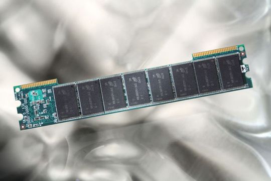 Flash-Speicher mit SATA-II-Anschluss im DDR-RAM-Format von Micron. Flash-Speicher mit SATA-II-Anschluss im DDR-RAM-Format von Micron.
