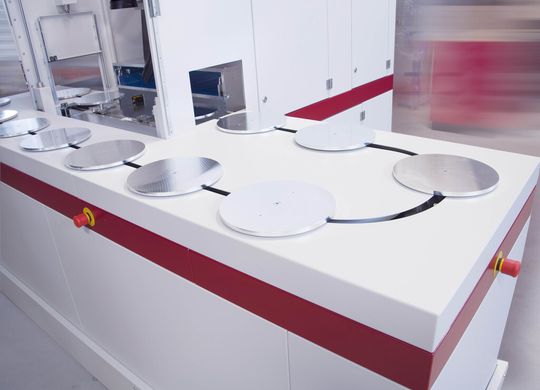 Das Oval mit den Werkstückträgern bietet genügend Platz für das Auflegen und die Abnahme der zu kennzeichnenden Schleifscheiben