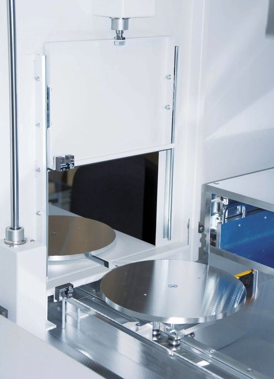 Kleine Seitentüren, die mit dem Linearrollenlager X-Rail geführt werden, öffnen bei automatisierter Laserbeschriftung den Zugang für die Werkstückträger Kleine Seitentüren, die mit dem Linearrollenlager X-Rail geführt werden, öffnen bei automatisierter Laserbeschriftung den Zugang für die Werkstückträger