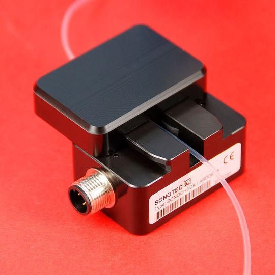 Sonotec konzipierte den extrem empfindlichen Clamp-On-Ultraschallsensor Sonocheck ABD06.85 speziell für die Erkennung winzigster Luftblasen (< 1 μl) in DNA-Analyse-Flüssigkeiten. Sonotec konzipierte den extrem empfindlichen Clamp-On-Ultraschallsensor Sonocheck ABD06.85 speziell für die Erkennung winzigster Luftblasen (< 1 μl) in DNA-Analyse-Flüssigkeiten.
