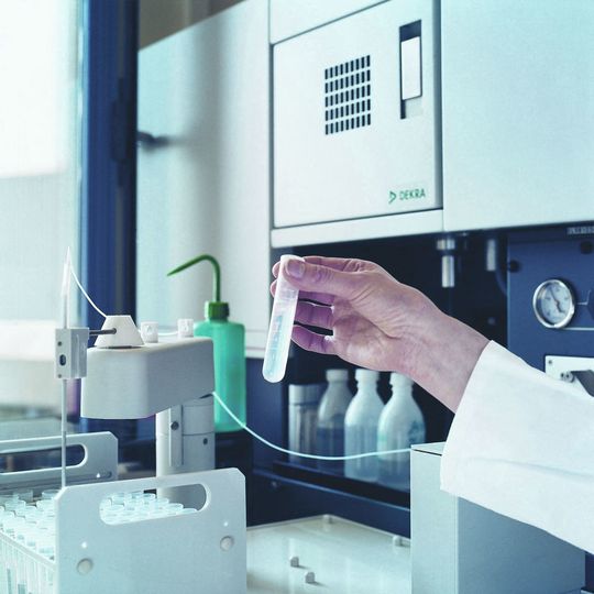 Dekra bietet in eigenen akkreditierten Laboren in Deutschland und China SVHC-Prüfungen an. Dekra bietet in eigenen akkreditierten Laboren in Deutschland und China SVHC-Prüfungen an.