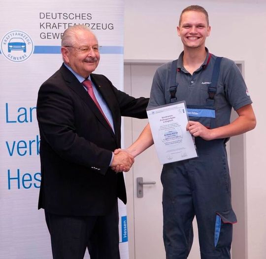 Präsident Jürgen Karpinski (li.) gratuliert Andreas Köhler zum Gewinn des hessischen Leistungswettbewerbs 2015.