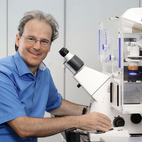 Prof. Rudolf Merkel an einem konfokalen Fluoreszenzmikroskop: Merkel und seine ehemalige Mitarbeiterin Dr. Cornelia Monzel (heute Institut Curie in Paris) haben eine neue Methode gefunden, um Schwingungen von Biomembranen mit Hilfe dieses speziellen Mikroskops zu messen. Prof. Rudolf Merkel an einem konfokalen Fluoreszenzmikroskop: Merkel und seine ehemalige Mitarbeiterin Dr. Cornelia Monzel (heute Institut Curie in Paris) haben eine neue Methode gefunden, um Schwingungen von Biomembranen mit Hilfe dieses speziellen Mikroskops zu messen.