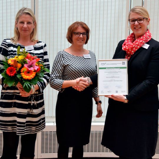 Ausgezeichnete Initiative: (v. re.) Julia Maxi Bauer (FitDeH) übereicht die Urkunde an Claudia Kefferpütz und Saskia Wedekind.