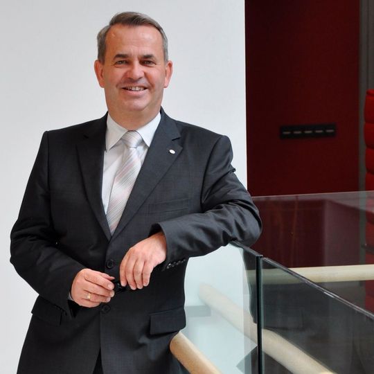 Dr. Boris Tasche, Vorstandsvorsitzender des Industrieverbandes Klebstoffe e. V. (IVK) Dr. Boris Tasche, Vorstandsvorsitzender des Industrieverbandes Klebstoffe e. V. (IVK)