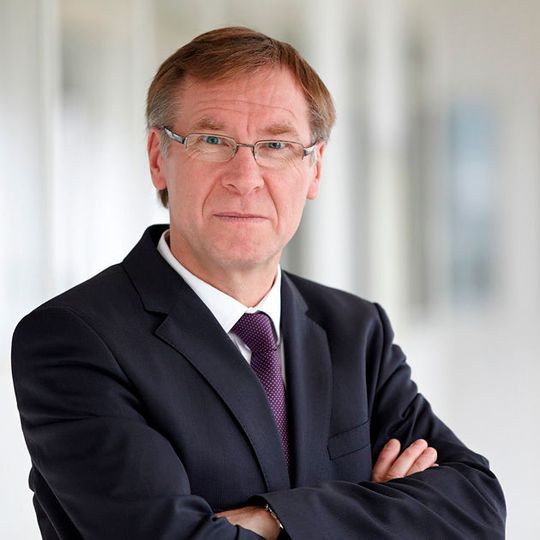 Rüdiger Drewes, Geschäftsführer der Aweba Group: „Wir lagen trotz ambitionierter Zielvorgaben im Jahr 2014 deutlich über Plan. Auch für das Geschäftsjahr 2015 stehen die Zeichen weiter auf Wachstum.“ Rüdiger Drewes, Geschäftsführer der Aweba Group: „Wir lagen trotz ambitionierter Zielvorgaben im Jahr 2014 deutlich über Plan. Auch für das Geschäftsjahr 2015 stehen die Zeichen weiter auf Wachstum.“