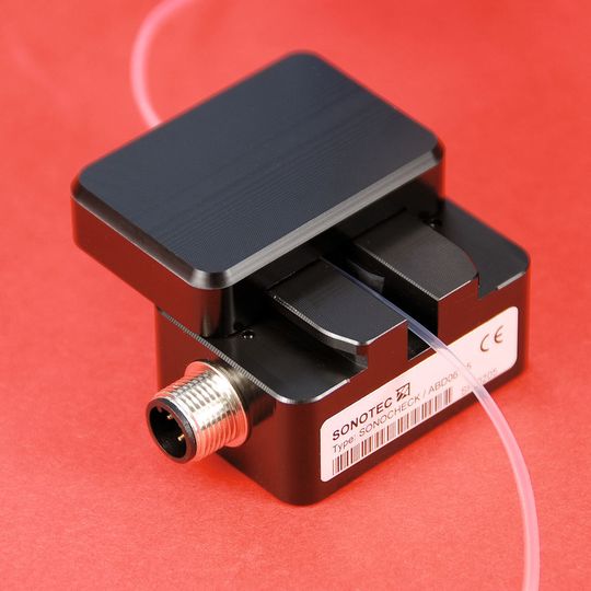 Sonotec konzipierte den extrem empfindlichen Clamp-On-Ultraschallsensor Sonocheck ABD06.85 speziell für die Erkennung winzigster Luftblasen (< 1 μl) in DNA-Analyse-Flüssigkeiten. Sonotec konzipierte den extrem empfindlichen Clamp-On-Ultraschallsensor Sonocheck ABD06.85 speziell für die Erkennung winzigster Luftblasen (< 1 μl) in DNA-Analyse-Flüssigkeiten.