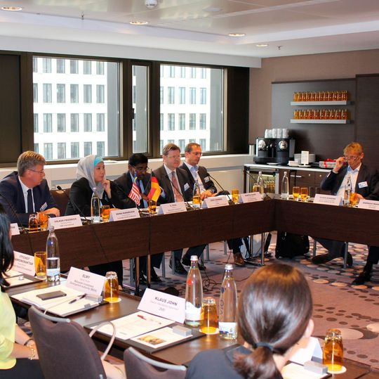 Mitte des Jahres tagte in Frankfurt ein „runder Tisch“ über Investitionschancen für deutsche Unternehmen in Malaysia im Bereich Maschinen- und Anlagenbau. Mitte des Jahres tagte in Frankfurt ein „runder Tisch“ über Investitionschancen für deutsche Unternehmen in Malaysia im Bereich Maschinen- und Anlagenbau.