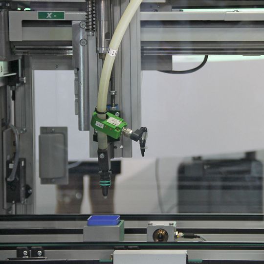 Keine automatisierte Produktion ohne Lineartechnik: Schon heute benötigen viele Prozesse Linearsysteme mit Zubehör wie Messsystemen oder integrierten Sensoren. Keine automatisierte Produktion ohne Lineartechnik: Schon heute benötigen viele Prozesse Linearsysteme mit Zubehör wie Messsystemen oder integrierten Sensoren.