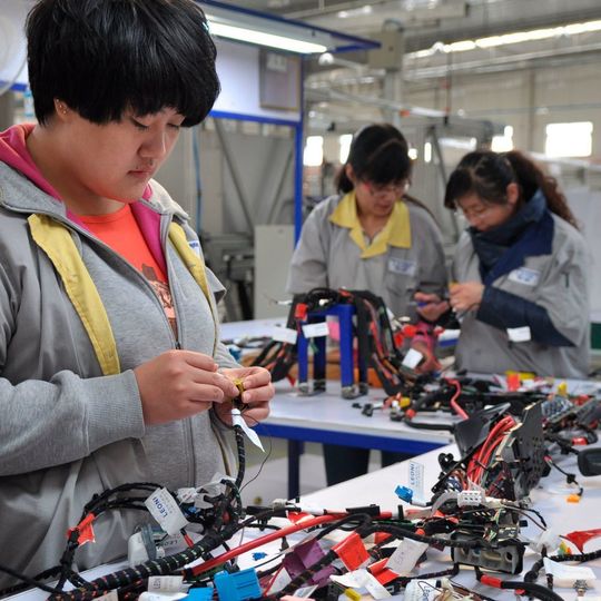 Leoni verkauft 50 % der Anteile seines Bordnetz-Werks in Langfang an BHAP. Dort werden bisher ausschließlich Kabelsätze für Pkw-Baureihen von Beijing Benz Automotive Co Ltd (BBAC) gefertigt. Leoni verkauft 50 % der Anteile seines Bordnetz-Werks in Langfang an BHAP. Dort werden bisher ausschließlich Kabelsätze für Pkw-Baureihen von Beijing Benz Automotive Co Ltd (BBAC) gefertigt.