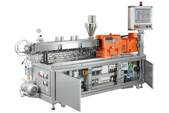 Highlight von Leistritz auf der Fakuma: ein F&E- und Kleinproduktionsextruder mit neuem, „i“ntegriertem Design. Erstes, auffallendes Feature des ZSE 27 iMAXX ist der fehlende Schaltschrank. Highlight von Leistritz auf der Fakuma: ein F&E- und Kleinproduktionsextruder mit neuem, „i“ntegriertem Design. Erstes, auffallendes Feature des ZSE 27 iMAXX ist der fehlende Schaltschrank.