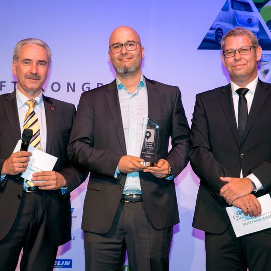 Prof. Dr. Heinz-Leo Dudek (DHBW), Simon Formanowski (Tomtom Telematics) und Oliver Trost (ETM-Verlag, v.l.) bei der Preisverleihung. Prof. Dr. Heinz-Leo Dudek (DHBW), Simon Formanowski (Tomtom Telematics) und Oliver Trost (ETM-Verlag, v.l.) bei der Preisverleihung.