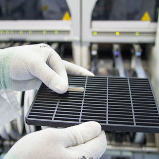 Maschinengerecht: Für einen Stecker mit 60 Pins fehlte die geeignete Verpackung. Mit einem 3-D-Drucker wurde deshalb ein Bauteilträger mit 90 Fächern als Zuführung für die SMD-Bestückungslinie hergestellt.