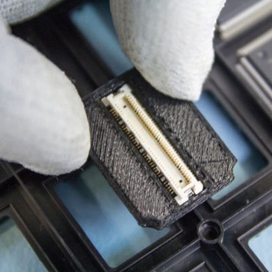 Ein Bauteilträger aus dem 3-D-Druck: Der Träger hat eine Vertiefung, exakt passend für die Größe des Bauteils. Damit ist eine automatisierte Zuführung zur SMD-Maschine sichergestellt. Ein Bauteilträger aus dem 3-D-Druck: Der Träger hat eine Vertiefung, exakt passend für die Größe des Bauteils. Damit ist eine automatisierte Zuführung zur SMD-Maschine sichergestellt.