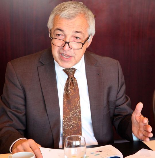 Siegfried Bialojan, Leiter des deutschen Life Science Centers von EY (Ernst & Young): „Innovationen, die wirklichen Durchbruch bringen, sind selten. Dabei wären sie wichtige Wachstumstreiber. Weil organisches Wachstum so schwer ist, versuchen viele Medizintechnikunternehmen durch Übernahmen bereits erfolgreiche Produkte in ihr Portfolio zu holen.“ Siegfried Bialojan, Leiter des deutschen Life Science Centers von EY (Ernst & Young): „Innovationen, die wirklichen Durchbruch bringen, sind selten. Dabei wären sie wichtige Wachstumstreiber. Weil organisches Wachstum so schwer ist, versuchen viele Medizintechnikunternehmen durch Übernahmen bereits erfolgreiche Produkte in ihr Portfolio zu holen.“