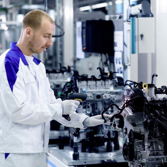 VW will jährlich 1 Milliarde an Investitionen einsparen. Gleichzeitig will man die Elektrifizierung der Motoren vorantreiben und bei den Dieseln eine Neuausrichtung vornehmen. VW will jährlich 1 Milliarde an Investitionen einsparen. Gleichzeitig will man die Elektrifizierung der Motoren vorantreiben und bei den Dieseln eine Neuausrichtung vornehmen.