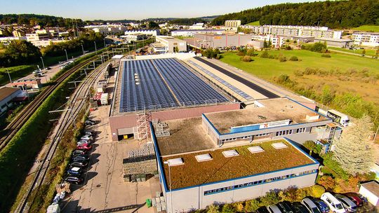 Sur le toit du centre logistique de Givisiez, Feldschlösschen a mis en service le 30 septembre 2015 sa quatrième installation photovoltaïque. Sur le toit du centre logistique de Givisiez, Feldschlösschen a mis en service le 30 septembre 2015 sa quatrième installation photovoltaïque.