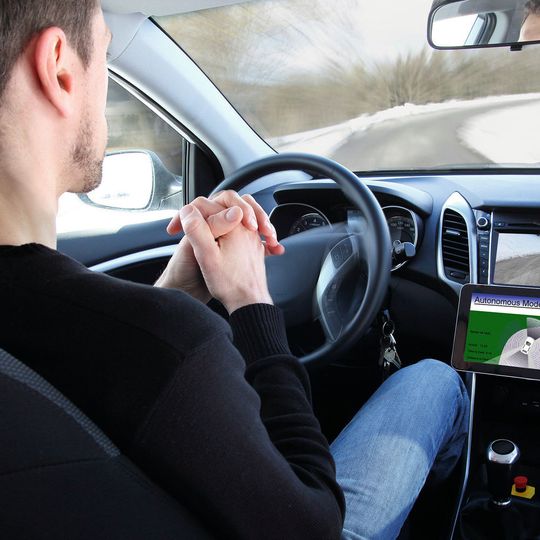 Autonomes Fahren: Mehrere Kameras und intelligente Bildverarbeitung sind Voraussetzung dafür, dass das Fahrzeug seine Umgebung wahrnehmen kann. Autonomes Fahren: Mehrere Kameras und intelligente Bildverarbeitung sind Voraussetzung dafür, dass das Fahrzeug seine Umgebung wahrnehmen kann.