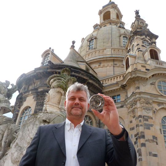 Michael Schwarz und seine Wälzlager: Hier ein Exemplar aus eigener Produktion. Michael Schwarz und seine Wälzlager: Hier ein Exemplar aus eigener Produktion.