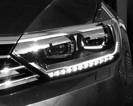 Mehr als eine Lichtquelle: Die LED-Leuchten im Auto lassen sich für die Fahrzeug-zu-Fahrzeugkommunikation verwenden. Mehr als eine Lichtquelle: Die LED-Leuchten im Auto lassen sich für die Fahrzeug-zu-Fahrzeugkommunikation verwenden.