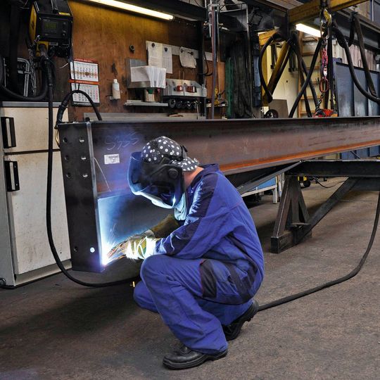 Bei Peters werden Baugruppen für den Stahlhallen-, Industrie-, Kraftwerks- und Stadionbau gefertigt. Bei Peters werden Baugruppen für den Stahlhallen-, Industrie-, Kraftwerks- und Stadionbau gefertigt.