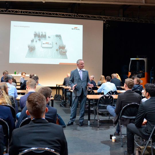 Matthias Klug von der Hamburger Still GmbH zeigte an zahlreichen Beispielen, wie sein Unternehmen emotionale Markenkommunikation und Kundenbindung umsetzt. Matthias Klug von der Hamburger Still GmbH zeigte an zahlreichen Beispielen, wie sein Unternehmen emotionale Markenkommunikation und Kundenbindung umsetzt.