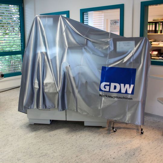 Noch verhüllt, die 2. Generation der GDW Comfortline-Reihe. Mit Bedienpanels in neuen Größen und mit einer neuen Softwareoberfläche sowie TÜV-zertifizierter Sicherheit. Noch verhüllt, die 2. Generation der GDW Comfortline-Reihe. Mit Bedienpanels in neuen Größen und mit einer neuen Softwareoberfläche sowie TÜV-zertifizierter Sicherheit.