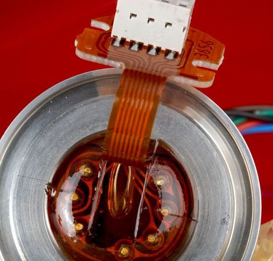 Werner Wirth zeigt auf der Fakuma 2015 unter anderem wie klassische Hotmelt-Werkstoffe im Niederdruckvervahren verarbeitet, empfindliche Elektronik zuverlässig schützen können. Werner Wirth zeigt auf der Fakuma 2015 unter anderem wie klassische Hotmelt-Werkstoffe im Niederdruckvervahren verarbeitet, empfindliche Elektronik zuverlässig schützen können.