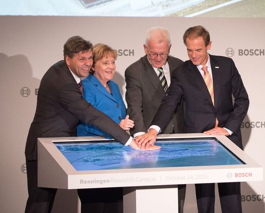 Eröffnung des Forschungscampus von Bosch in Renningen. Von links: Dr. Michael Bolle, President Corporate Research and Development von Robert Bosch, Bundeskanzlerin Dr. Angela Merkel, Ministerpräsident Winfried Kretschmann und Bosch-Geschäftsführer Dr. Volkmar Denner. Eröffnung des Forschungscampus von Bosch in Renningen. Von links: Dr. Michael Bolle, President Corporate Research and Development von Robert Bosch, Bundeskanzlerin Dr. Angela Merkel, Ministerpräsident Winfried Kretschmann und Bosch-Geschäftsführer Dr. Volkmar Denner.