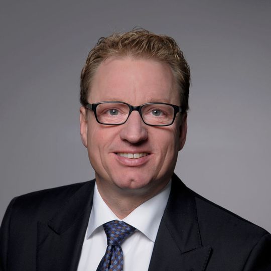 "Wir werden die Integration und Regionalisierung unserer Geschäftsbereiche jetzt mit Hochdruck weiter vorantreiben, um in einem herausfordernden Marktumfeld unsere Chancen zu nutzen... Dazu müssen wir unsere Verbundeffekte noch viel stärker nutzen und besser über die verschiedenen Regionen und Geschäftsbereiche hinweg als ein Team und eine Firma zusammenwachsen.” Jens Michael Wegmann, Vorsitzender des Vorstands der TK Business Area Industrial Solutions "Wir werden die Integration und Regionalisierung unserer Geschäftsbereiche jetzt mit Hochdruck weiter vorantreiben, um in einem herausfordernden Marktumfeld unsere Chancen zu nutzen... Dazu müssen wir unsere Verbundeffekte noch viel stärker nutzen und besser über die verschiedenen Regionen und Geschäftsbereiche hinweg als ein Team und eine Firma zusammenwachsen.” Jens Michael Wegmann, Vorsitzender des Vorstands der TK Business Area Industrial Solutions