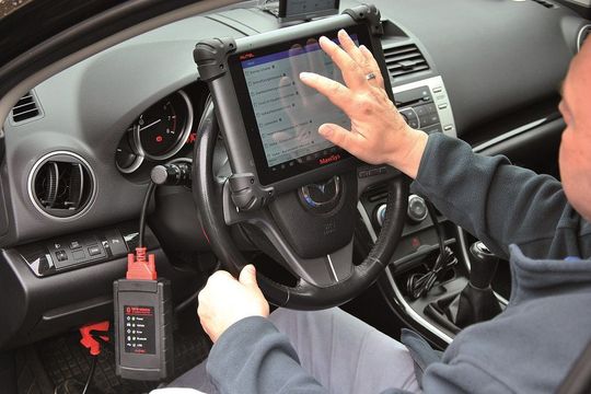 Das Maxi Sys Pro von Autel basiert auf einem Android-Betriebssystem. Entsprechend leicht und schnell lässt es sich per Hand auch bedienen.