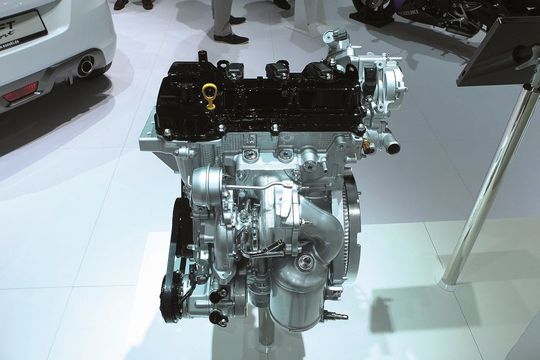 Typisch für moderne Turbomotoren – hier der Suzuki-Boosterjet-Dreizylinder– sind die ins Gehäuse integrierten Abgaskrümmer. Typisch für moderne Turbomotoren – hier der Suzuki-Boosterjet-Dreizylinder– sind die ins Gehäuse integrierten Abgaskrümmer.