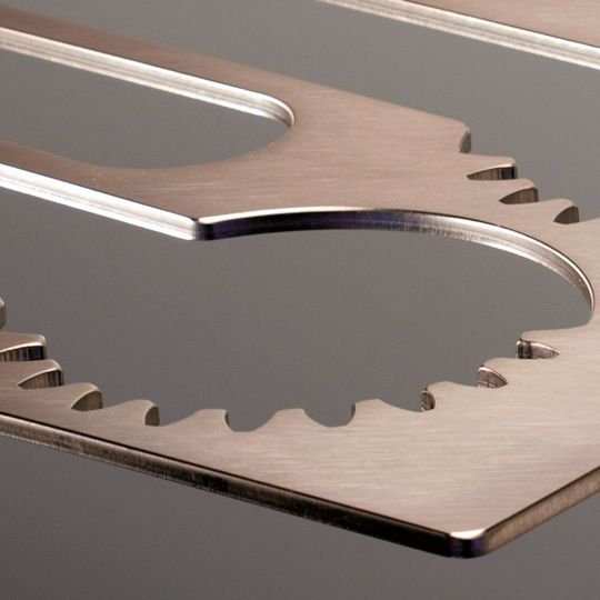 Kunden erwarten heute Bleche mit perfekt verrundeten Kanten. Die Entgratmaschinen von Ernst übernehmen diese Aufgabe gleich mit. Kunden erwarten heute Bleche mit perfekt verrundeten Kanten. Die Entgratmaschinen von Ernst übernehmen diese Aufgabe gleich mit.
