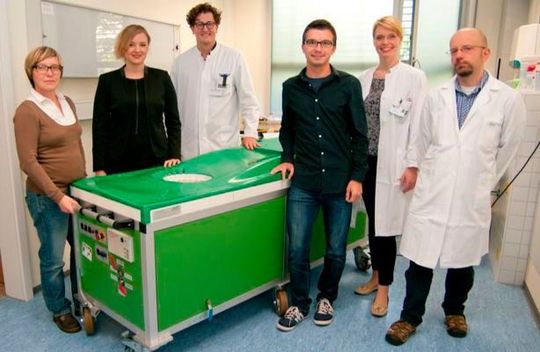 Wissenschaftler des KIT und Mediziner des Universitätsklinikums Mannheim mit dem Prototyp für die 3-D-Ultraschall-Computertomographie (v.l.n.r.: Nicole Ruiter, Elisa Walker, Clemens Kaiser, Torsten Hopp, Julia Knaudt, Michael Zapf).