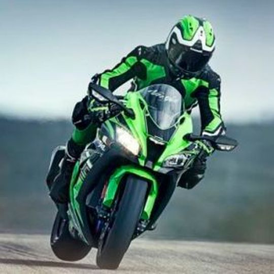 Obwohl sich die neue Kawasaki ZX-10R vom Vorgängermodell äußerlich kaum unterscheidet ist technisch fast alles neu. Das macht die Maschine vor allem eins: leichter fahrbar. Obwohl sich die neue Kawasaki ZX-10R vom Vorgängermodell äußerlich kaum unterscheidet ist technisch fast alles neu. Das macht die Maschine vor allem eins: leichter fahrbar.