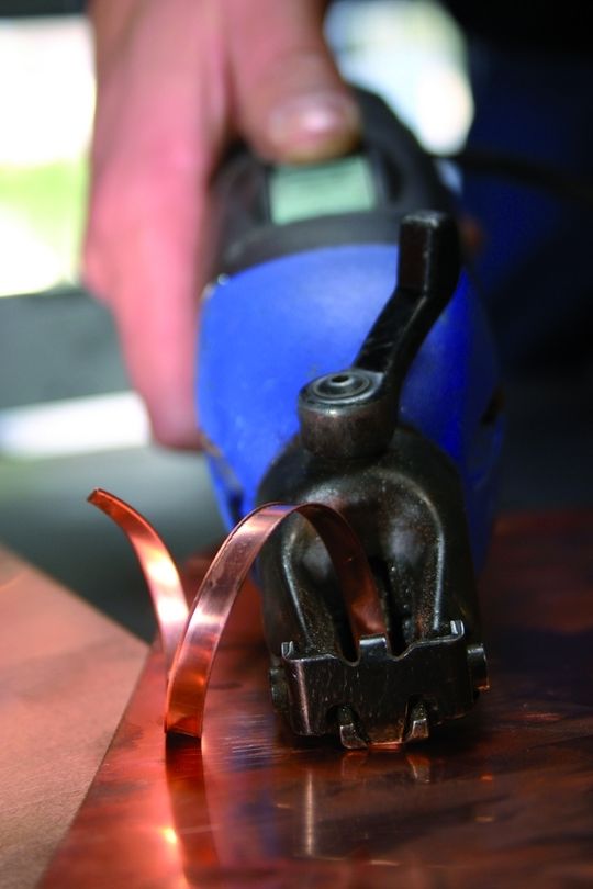 Elektrische Handwerkzeuge wie diese Blechschere erleichtern die Arbeit sehr. Elektrische Handwerkzeuge wie diese Blechschere erleichtern die Arbeit sehr.