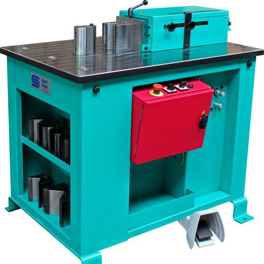 Die neue Biegemaschine von Stierli Bieger eignet sich auch zum Richten. Die neue Biegemaschine von Stierli Bieger eignet sich auch zum Richten.