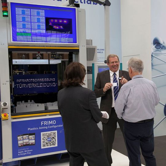 Frimo hat auf der Fakuma ihre jüngsten Weiterentwicklungen aus den Bereichen Kunststofffügen, Thermoformen, Beschnitttechnologien, PUR Verarbeitung und Composites präsentiert. Frimo hat auf der Fakuma ihre jüngsten Weiterentwicklungen aus den Bereichen Kunststofffügen, Thermoformen, Beschnitttechnologien, PUR Verarbeitung und Composites präsentiert.