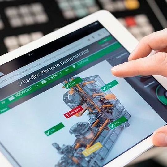 Mit der Maschine 4.0 beschreitet Schaeffler einen durchgängigen Weg in Richtung einer digitalisierten Produktion. Auf seinem Messestand zeigt Schaeffler, wie die erhobenen Daten sowohl lokal als auch in einer Schaeffler-Cloud ausgewertet werden. Die von Schaeffler und DMG Mori entwickelte Auswerte- und Analyse-Plattform verbindet "historische" Maschinendaten und aktuelle Produktionsparameter und nutzt diese zur Vorhersage zukünftiger Maschinenzustände.