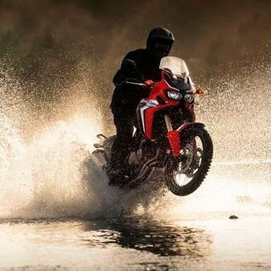 Kompakt, leicht und kraftvoll: Der neue Paralleltwin der CRF 1000 L Africa Twin leistet 95 PS bei 7.500 Touren, das maximale Drehmoment beträgt 98 Newtonmeter bei 6.000/min. Kompakt, leicht und kraftvoll: Der neue Paralleltwin der CRF 1000 L Africa Twin leistet 95 PS bei 7.500 Touren, das maximale Drehmoment beträgt 98 Newtonmeter bei 6.000/min.